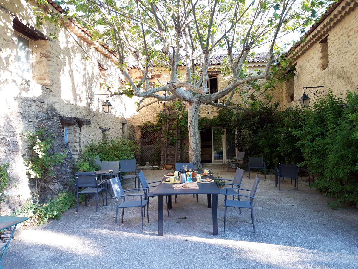 La Magnanerie - court